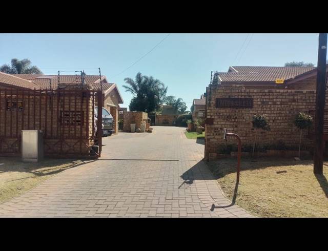 3 BEDROOM TOWNHOUSE FOR SALE IN GREENHILLS